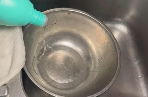 （使用漂白水示意圖）